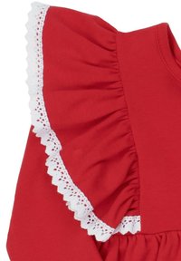 Czerwona bawełniana sukienka z falbaną na rękawie i białą koronkową lamówką. Materiał jest gładki z delikatnym połyskiem, z subtelnymi marszczeniami wzdłuż szwu na ramieniu.