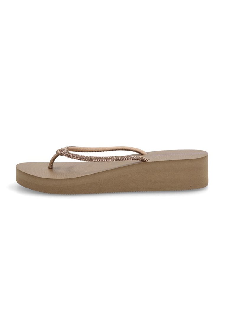 Chancla de color marrón claro con una suela de plataforma texturizada y tiras delgadas trenzadas para un ajuste seguro. Diseño plano con un aspecto casual.