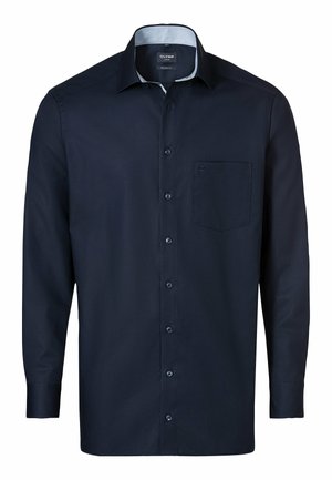Navyblaues Langarmhemd aus glattem Stoff mit Button-Down-Kragen, einzelner Brusttasche und dunklen Knöpfen, das ein klassisches Design aufweist.