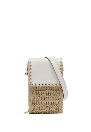 Mała prostokątna torba na ramię z białą skórzaną klapką i beżową tkaną dolną sekcją, z złotymi oczkami i białym paskiem na ramię.