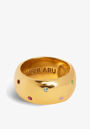 Anillo de color dorado con forma suave y redondeada, decorado con piedras de colores: rojo, verde, azul y rosa, dispuestas uniformemente alrededor de la banda.