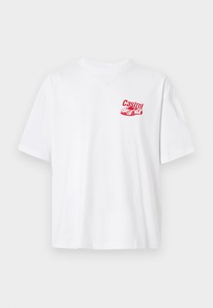 Wit T-shirt met korte mouwen en een kleine rode afbeelding van een raceauto en het woord "Castrol" op de linkerborst.