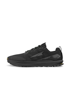 Zapatilla de correr negra de corte bajo con cierre de cordones, suela texturizada y logo sutil en el lateral, diseñada para correr en senderos o carretera.