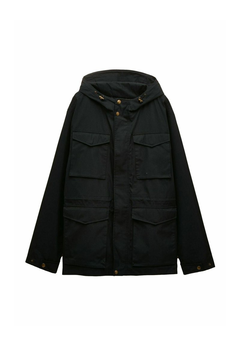 Jachetă neagră cu glugă, dotată cu două buzunare mari în față, închidere cu nasturi tip capse și o croială lejeră. Fabricată dintr-un material durabil.
