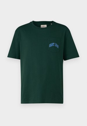 Tmavě zelené bavlněné tričko s kulatým výstřihem, krátkými rukávy a kapsou, na které je modrý vyšitý text "GANT 1948".