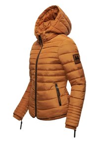 Veste matelassée orange avec capuche, design de coussinets verticaux, poches à fermeture éclair noires et un patch logo sur la manche gauche. Texture lisse.
