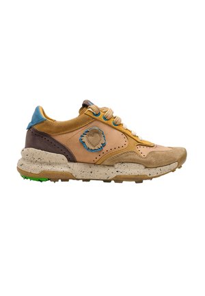 Zapatilla de deporte marrón claro de ante y cuero con suela crema moteada, lengüeta azul en el talón y parche con borde azul en el lateral.