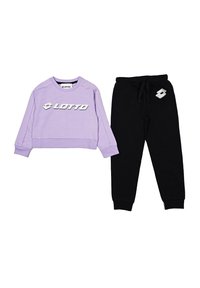 Felpa corta lilla con logo bianco "LOTTO", abbinata a pantaloni jogger neri con accento del logo sulla tasca. Tessuto morbido, vita elastica.