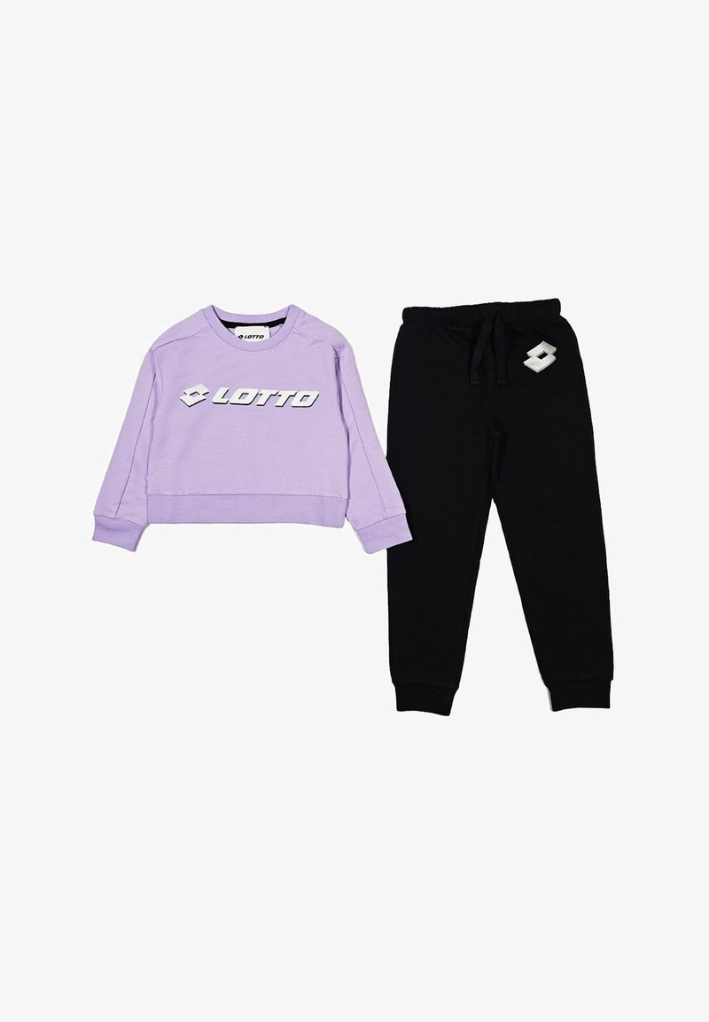 Felpa corta lilla con logo bianco "LOTTO", abbinata a pantaloni jogger neri con accento del logo sulla tasca. Tessuto morbido, vita elastica.