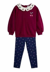 Sudadera burdeos con cuello de encaje y bordado de cereza, combinada con leggings azul marino que presentan un patrón de cerezas.