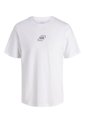 T-shirt blanc à manches courtes avec le logo "Jack & Jones" dans un carré bleu et rose sur la poitrine.
