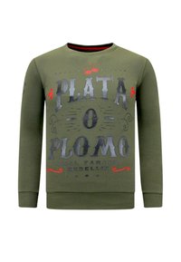 Olivengroene sweatshirt met lange mouwen, ronde hals en zwarte en rode grafische tekst aan de voorkant met sierlijke ontwerpen. Geribbelde manchetten en zoom.