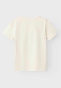 Kortærmet t-shirt i off-white bomuld, med rund halsudskæring og glat tekstur, samt en simpel, udekoreret bagside.
