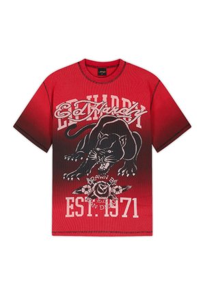T-shirt rouge Ed Hardy avec un graphisme de panthère noire, une illustration de rose et le texte "Ed Hardy," "EST. 1971," et "Drawn by Ed in Design."