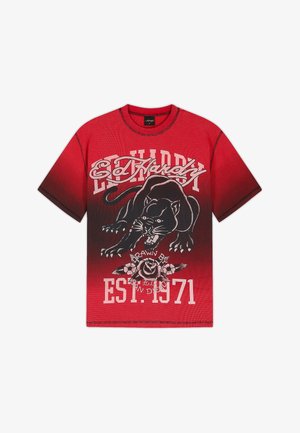 T-shirt rouge Ed Hardy avec un graphisme de panthère noire, une illustration de rose et le texte "Ed Hardy," "EST. 1971," et "Drawn by Ed in Design."