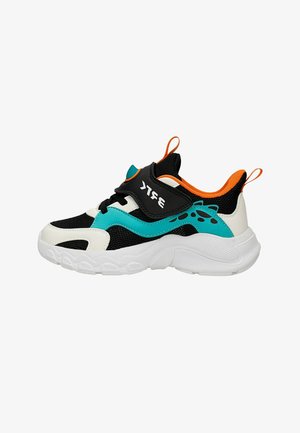 Scarpa da ginnastica per bambini nera, bianca e turchese con accenti arancioni, suola bianca spessa, cinturino in Velcro e linguetta con tiranti sul tallone e sulla linguetta.