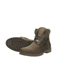 Botas de tobillo de cuero marrón con punta redonda, cuello acolchado y ojetes de metal. La suela de goma presenta un patrón de agarre texturizado.