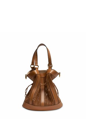 Sac seau en cuir marron avec panneaux perforés, anses cousues et ferrures dorées, présenté sur un fond blanc.