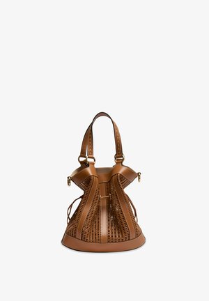 Sac seau en cuir marron avec panneaux perforés, anses cousues et ferrures dorées, présenté sur un fond blanc.