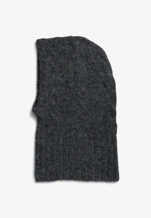 Mørkegrå strikket hue med en blød tekstur, der har en ribbet kant og en løs top. Velegnet til brug i koldt vejr.