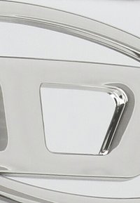 Oggetto metallico in argento lucido con un design curvo e un ritaglio rettangolare, caratterizzato da bordi lisci e una superficie riflettente.