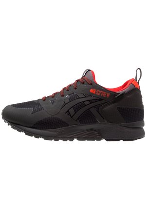 Czarno-czerwony sneaker ASICS GEL-LYTE V z siateczkową i syntetyczną cholewką, amortyzowaną podeszwą oraz pętelką na pięcie.