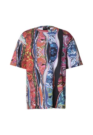 Rövid ujjú póló élénk, absztrakt mintával piros, kék és fekete színekben, texturált elemekkel és kerek nyakkivágással.