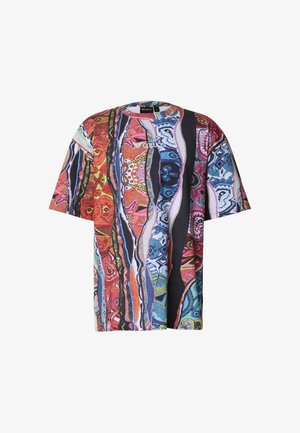 Rövid ujjú póló élénk, absztrakt mintával piros, kék és fekete színekben, texturált elemekkel és kerek nyakkivágással.