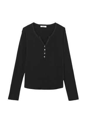 Czarna koszula z długim rękawem, z dekoltem w serek, listwą z srebrnymi guzikami i luźnym krojem, wykonana z miękkiego, lekkiego materiału.