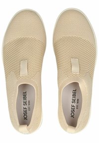 Scarpe beige slip-on con tomaia in rete testurizzata, fascia elastica e fodera morbida. Suola in gomma bianca con logo discreto. Design leggero.