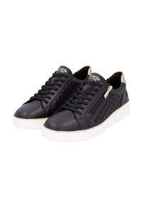 Sneaker in pelle nera con motivo decorativo a intaglio, suola bianca e dettagli dorati. Presenta lacci e una cerniera laterale per una facile vestibilità.