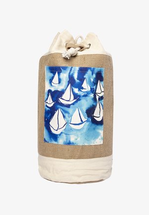 Rundsäcke aus Jute und Leinen mit Kordelzug, blauer Patch mit weißen Segelbootillustrationen auf Wasser.