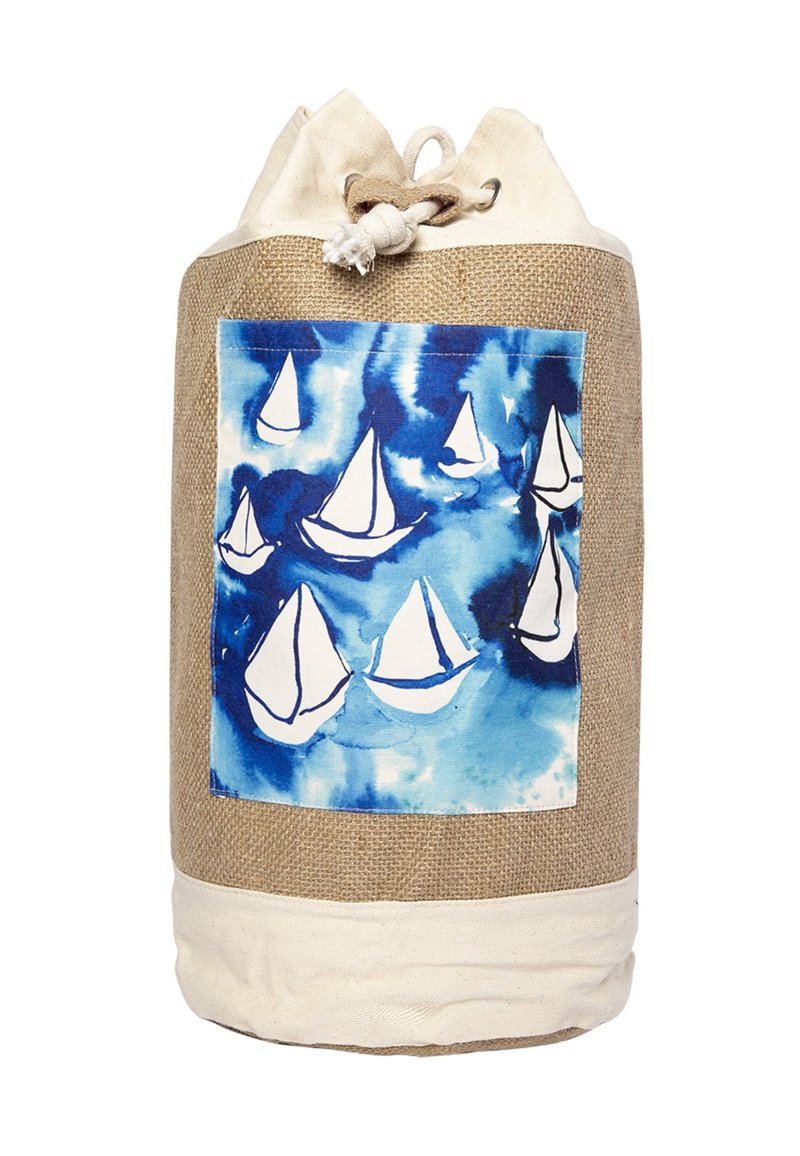 Rundsäcke aus Jute und Leinen mit Kordelzug, blauer Patch mit weißen Segelbootillustrationen auf Wasser.