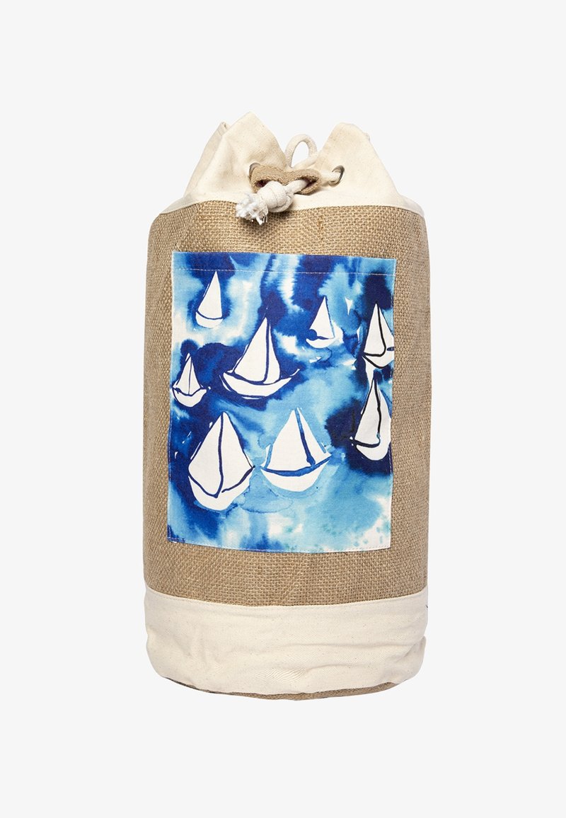Rundsäcke aus Jute und Leinen mit Kordelzug, blauer Patch mit weißen Segelbootillustrationen auf Wasser.