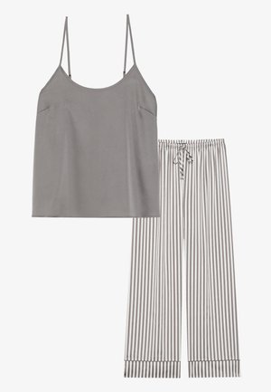 Grijze camisole met dunne banden en twee frontzakken, gecombineerd met gestreepte wijde broek met een elastische tailleband en koord.