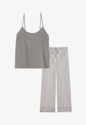 Szürke ujjatlan felső vékony pántokkal és két első zsebbel, csíkos, bő szárú nadrággal párosítva, amely rugalmas derékpánttal és húzózsinórral rendelkezik.