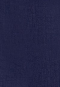 Dunkelblaues strukturiertes Gewebe, glatte Oberfläche, einheitliche Farbe, mittleres Gewicht mit leichten Variationen im Glanz. Keine ausgeprägten Muster oder Akzente.