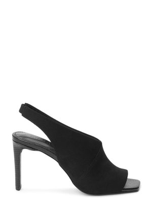 Sandale à talon haut noire avec bride arrière, finition en daim souple, bout ouvert, talon texturé contrastant et design stiletto fin.