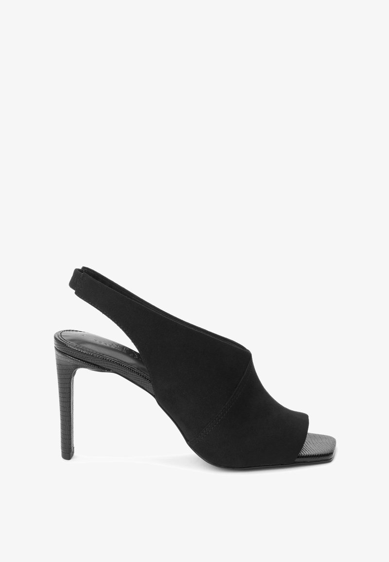 Sandale à talon haut noire avec bride arrière, finition en daim souple, bout ouvert, talon texturé contrastant et design stiletto fin.