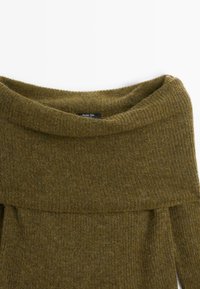 Olivengrüner, weicher Strickpullover mit weitem, umgeschlagenem Halsausschnitt. Verfügt über eine strukturierte Oberfläche und ein Etikett mit "Massimo Dutti" am unteren Ende.