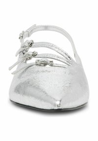 Ballerines métalliques argentées avec un bout pointu, plusieurs bandoulières et des détails en matériel argenté, créant une surface lisse et réfléchissante.