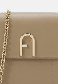 Furla FLOW VERTICAL CROSSBODY - Axelremsväska - greige