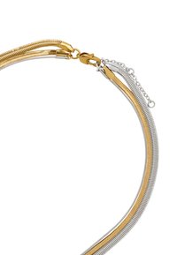 Metalowy naszyjnik z splecionymi łańcuchami w kolorze złotym i srebrnym o gładkiej fakturze, zapinany złotym zapięciem i łańcuszkiem przedłużającym.