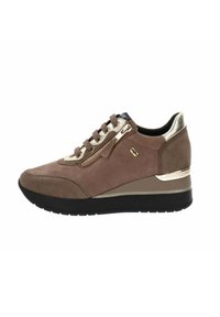Sneaker in suede marrone con dettagli metallici dorati, dotato di una cerniera laterale, superficie texturizzata e tacco a cuneo. Suola in gomma nera.