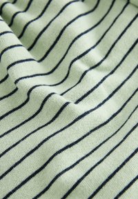 Tissu tricoté présentant une base vert clair avec des rayures horizontales bleu marine. Texture douce avec des motifs de points visibles.