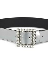 Cinturón plateado metálico con interior negro, que presenta una hebilla cuadrada adornada con strass claros alrededor de los bordes.