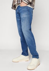 Replay - ANBASS PANTS - Traperice uskog kroja - medium blue Minijatura 1