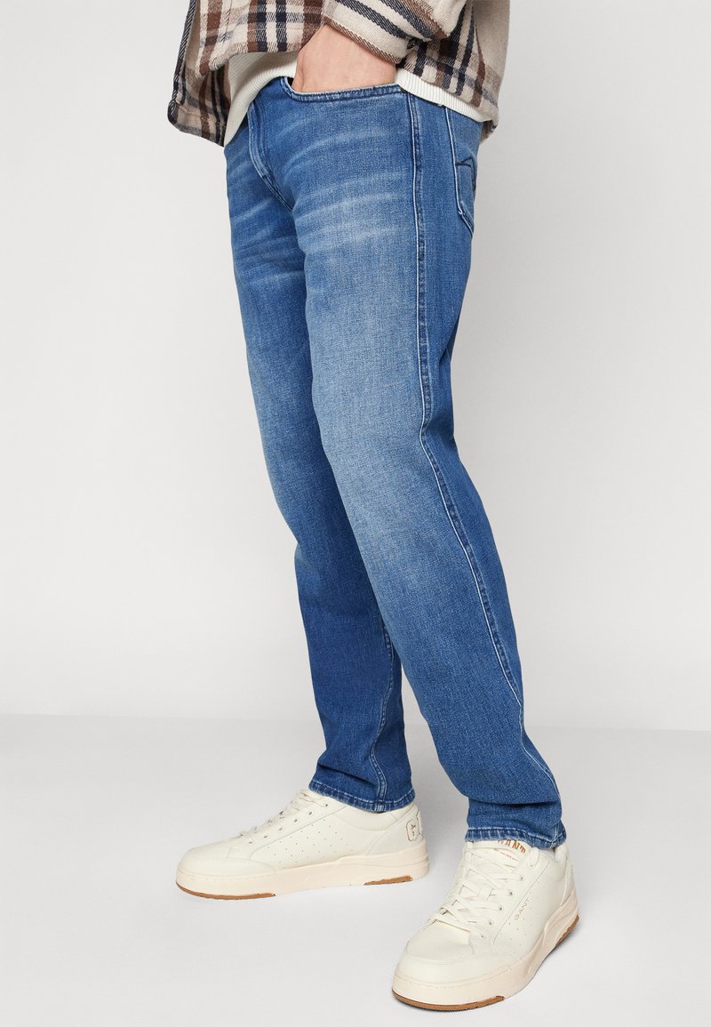 Replay - ANBASS PANTS - Traperice uskog kroja - medium blue, Povećaj