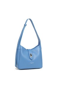 Sac à main en cuir bleu clair avec une forme arrondie, une seule sangle réglable, quincaillerie en argent et une fermeture à rabat supérieure avec des détails de logo.
