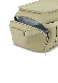 Ljus beige isolerad väska med en mjuk yta, dragkedjestängning och ytterfack. Insidan är klädd i silver. Designad för förvaring och transport.